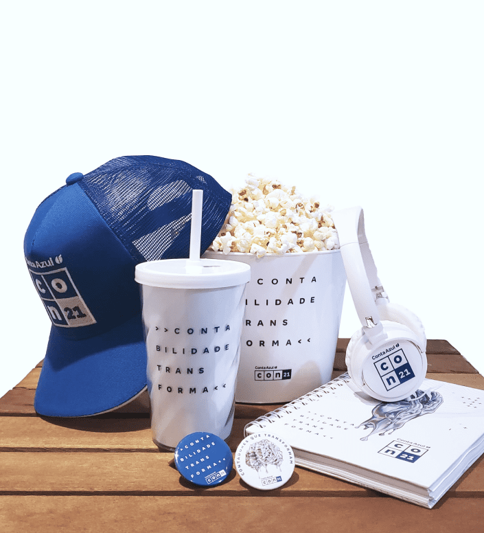 Kit Conta Azul CON contendo: 01 Fone de Ouvido Estéreo com Microfone, 01 Balde de pipoca, 01 Copo com canudo, 01 Caderno, 01 Boné, Botttons e adesivos personalizados da CON Kit Conta Azul CON contendo: 01 Fone de Ouvido Estéreo com Microfone, 01 Balde de pipoca, 01 Copo com canudo, 01 Caderno, 01 Boné, Botttons e adesivos personalizados da CON